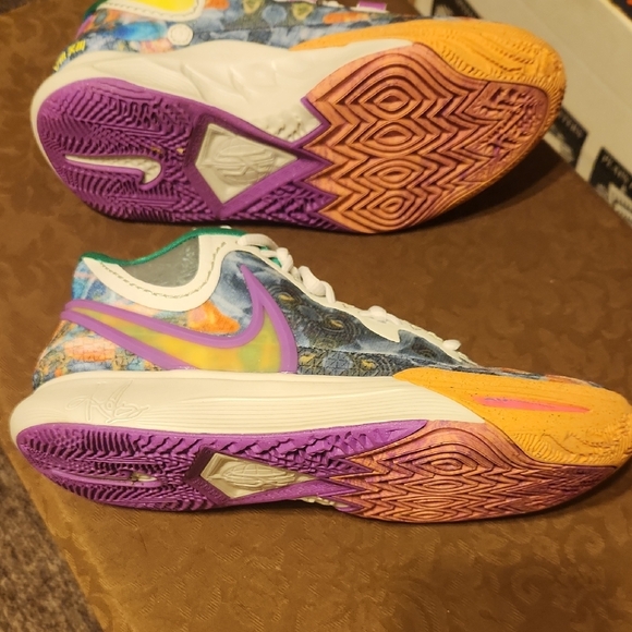 Nike Green and White Sneakers - Picture 7 of 7